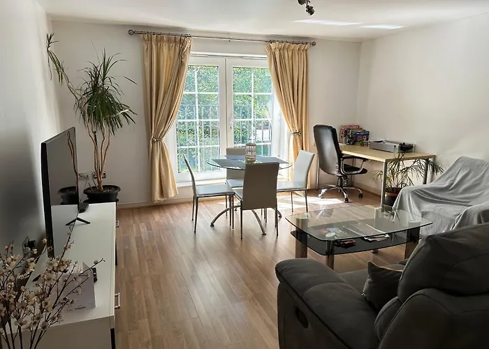 Gorgeous Apartment + Attentive Host + Free Parking